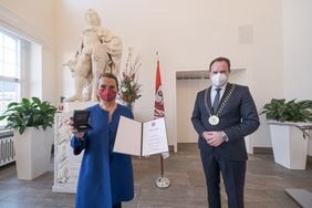 Oberbürgermeister Dr. Stephan Keller überreichte Jenny Jürgens im Jan-Wellem-Saal des Rathauses die Verdienstplakette der Landeshauptstadt Düsseldorf mit Urkunde; Foto: Gstettenbauer 