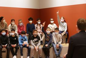 Die Schülerinnen und Schüler einer vierten Klasse der KGS Höhenstraße wurden am Montag, 25. Oktober, von der Zentralbibliothek in die neue Kinderbibliothek ins KAP1 zur Kinder-Pressekonferenz eingeladen; Foto: Ingo Lammert