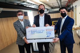 Im Rahmen des Pressetermins haben Zeki Anter (l.) von der Solidare Real Estate Group und Filifoz Anter (r.) von der Anter Group einen Spendenscheck in Höhe von 20.000 Euro an Oberbürgermeister Dr. Stephan Keller übergeben. Foto: LHD/Zanin