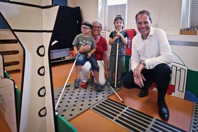 Oberbürgermeister Dr. Stephan Keller und Kita-Leiterin Nicole Zucali verschafften sich einen Eindruck vom Parcours mit Düsseldorfer Motiven. Foto: David Young