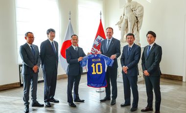 Eine hochrangige Delegation des japanischen Fußballverbandes wurde im Düsseldorfer Rathaus empfangen und brachte als Gastgeschenk ein Nationaltrikot für Oberbürgermeister Dr. Stephan Keller mit; Fotos: Zanin   