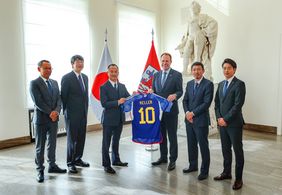 Eine hochrangige Delegation des japanischen Fußballverbandes wurde im Düsseldorfer Rathaus empfangen und brachte als Gastgeschenk ein Nationaltrikot für Oberbürgermeister Dr. Stephan Keller mit; Fotos: Zanin   