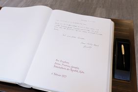 Eintrag der kubanischen Botschafterin Juana Martínez González in das Goldene Buch der Landeshauptstadt Düsseldorf, Foto: Ingo Lammert.