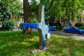Anwohnende hatten die neue Straßenbezeichnung vorgeschlagen, passend zur Radschlägerfigur im angrenzenden Grünstreifen. Foto: Uwe Schaffmeister