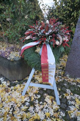 Die Gedenkfeier auf dem Friedhof Eller fand unter Beteiligung der Kirchengemeinden, des St. Sebastianus-Schützenvereins und des Verbands der Reservisten der Bundeswehr statt. Bürgermeister Josef Hinkel sprach die Worte zum Gedenken. Foto: Gstettenbauer