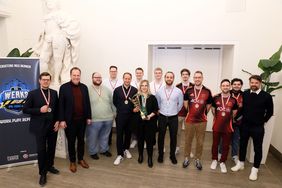 Oberbürgermeister Dr. Stephan Keller am Mittwoch, 15. Januar 2025, im Rathaus mit den Sieger-Teams ersten E-Sport-Turniers für Unternehmen aus der Region Düsseldorf, dem Düsseldorf-Cup. Foto: Ingo Lammert