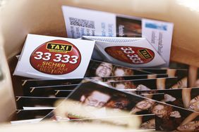5.000 Kondome für Karnevalisten: Während der "tollen Tage" werden Düsseldorfer Taxifahrerinnen und Taxifahrer an ihre Kundschaft wieder Kondome verteilen. Foto: David Young