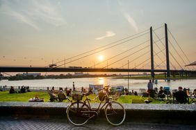 Die Sommerferien sind die perfekte Gelegenheit, Düsseldorf und die Region mit dem Fahrrad zu erkunden und neu zu entdecken. Die Stadt gibt Tipps, wie eine Tour perfekt geplant werden kann. Foto: Düsseldorf Tourismus GmbH