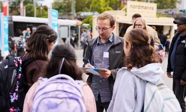 Im Zuge der Roadshow zur Neuaufstellung des Nahverkehrsplans gibt es am Informationsstand an den Bilker Arcaden reges Interesse. Foto: Lasse Rotthoff