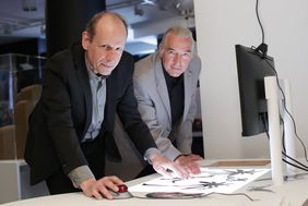 Filmmuseumsdirektor Bernd Desinger (r.) und der stellvertretende Leiter Matthias Knop, probieren das Verfahren von Stopp-Trick und Stopp-Motion, wie es die berühmte Scherenschnittkünstlerin Lotte Reiniger in ihren Filmen verwendete. Foto: Ingo Lammert