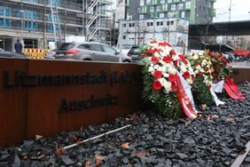 Beim Gedenken an die Opfer des Holocaust wurden Kränze am Mahnmal des ehemaligen Güterbahnhofs Derendorf niedergelegt.