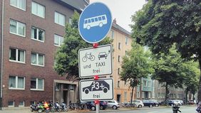 So sieht die neue Beschilderung an den Umweltspuren aus: Ein eigens entworfenes Zusatzschild signalisiert ab sofort: für Fahrgemeinschaften ab drei Personen im Auto frei.