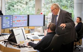 Gesundheitsminister Karl-Josef Laumann war heute zu Gast in der Leitstelle der Feuerwehr Düsseldorf. Foto: Feuerwehr