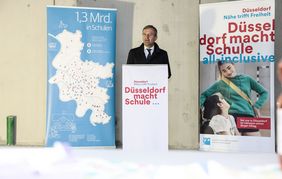 OB Thomas Geisel informierte über den Stand der Gesamtsanierung am Schulstandort Rückertstraße. Foto: Melanie Zanin