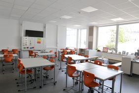Die angeschlossenen Klassenräume verfügen über Flachbildfernseher und Whiteboards.