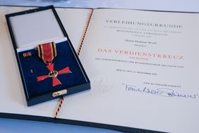 Das Bundesverdienstkreuz und die Verleihungsurkunde für Helmut Weiß. Foto: Gstettenbauer