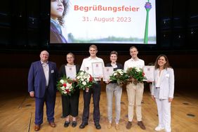 Olaf Wagner (l.), Leiter des OB-Büros, und Hauptamtsleiterin Bettina Mötting (r.) zeichnen die Jahrgangsbesten früherer Einstellungsjahrgänge für ihre Leistungen aus: Anika Lankers, Benedikt Dinkhoff, Franziska Vormann, Jonathan Bauer (vl.).