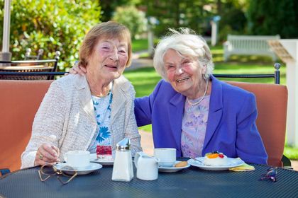 Zzwei Seniorinnen trinken im Garten Kaffee, © belahoche, fotolia