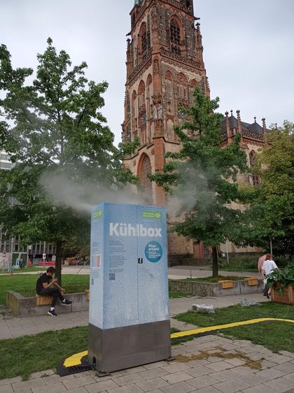 Die "Kühlbox" der Stadtwerke auf dem Kirchplatz (Foto aus 2025)