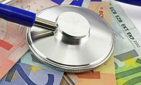 Competence Center Beihilfe - Symbolbild: Geldscheine mit Stethoskop, Foto: Fotolia