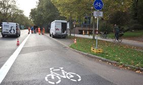 Die Markierungen für die neue Fahrradspur auf der Fischerstraße wurden am Montag, 14. Oktober, angebracht © Landeshauptstadt Düsseldorf/David Young 