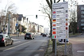 Das gesamte Schild mit den Partnerstädten Reading (England), Haifa (Israel), Chemnitz (Deutschland), Warschau (Polen), Moskau (Russland), Chongqing (China) und Palermo (Italien)
