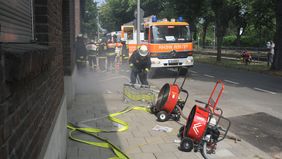 Mit Hochleistungslüftern wurde der Rauch aus dem Haus befördert. Foto: Jürgen Truckenmüller