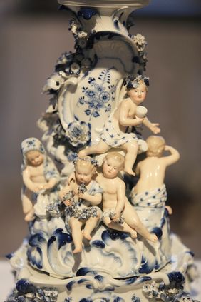 Zahlreiche faszinierende Details können Besucherinnen und Besucher des Hetjens-Museums entdecken in der Ausstellung "Zum Heulen schön! Meissener Zwiebelmuster in seiner ganzen Vielfalt (1730 bis 1888)"; Foto: Ingo Lammert