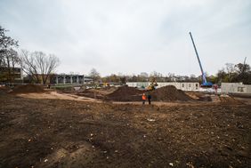 Teile des Rohbaus für die neue Realschule Golzheim stehen bereits. Die Fertigbauteile werden inklusive Fenster geliefert und vor Ort montiert. Das Gebäude soll zum Schuljahr 2020/2021 stehen. Foto: Zanin