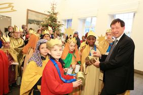 Stadtdirektor Burkhard Hintzsche wirft seinen Obolus in die Sammelbüchsen der Kinder. Foto: Lammert
