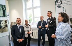 Landtagspräsident André Kuper (M.) hat mit Landtagsvizepräsidentin Carina Gödecke (2.v.l.) und OB Geisel (l.) die Mahn- und Gedenkstätte besucht. Gedenkstättenleiter Dr. Bastian Fleermann und Hildegard Jakobs führten die Gäste. Foto: Zanin