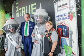 Gesundheitsdezernent Prof. Dr. Andreas-Meyer Falcke stellte den neuen Band von Rheinhold und Rheinhilde "Mein Körper - Meine Stadt" zusammen mit Autorin Elisabeth Iser im Rheinturm vor. Foto: Landeshzauptstadt Düsseldorf/Melanie Zanin