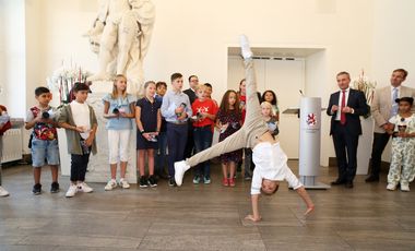 Oberbürgermeister Thomas Geisel hat am Dienstag, 10. September, die Gewinner des 70. Stadtsparkassen-Radschläger-Turniers im Rathaus ausgezeichnet; Foto: Lammert
