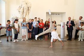 Oberbürgermeister Thomas Geisel hat am Dienstag, 10. September, die Gewinner des 70. Stadtsparkassen-Radschläger-Turniers im Rathaus ausgezeichnet; Foto: Lammert