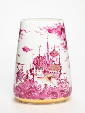 Vase mit Purpurmalerei aus "Tausendundeine Nacht"; Form: Ludwig Zepner, 1960; Dekor: Prof. Heinz Werner, 1967; Ausformung: Meissen, 1967; Meissen Porzellan-Stiftung; Foto: Daniel Bahrmann
