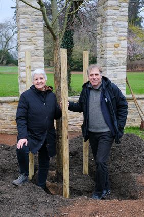 Ein weiterer Schritt im Rahmen des Planungskonzepts "Düsseldorf pflanzt Zukunft": (v.l.) Gartenamtsleiterin Doris Törkel und Beigeordneter Jochen Kral pflanzten einen Zierapfelbaum im Nordpark.