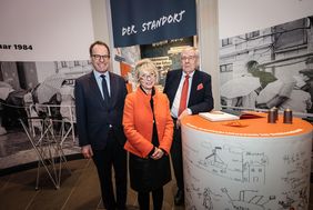 OB Dr. Stephan Keller (l.) eröffnete zusammen mit  Dr. Annette Fimpeler, Leiterin SchifffahrtMuseum, und Ernst Lamers, Vorsitzende des Freundeskreises SchifffahrtMuseum, die Sonderausstellung "Vor Anker". Foto: Zanin