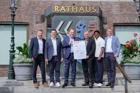 Stellten Einzelheiten zum Feierabend-Parken auf Supermarktparkplätzen vor: (v.l.) Rolf Neumann, CMD, Julian Koch, Aldi, Oberbürgermeister Dr. Stephan Keller, Mobilitätsdezernent Jochen Kral, Yasotharan Pakasathanan, Ampido, und Bernd Gude, Lidl © Landeshauptstadt Düsseldorf, Michael Gstettenbauer 
