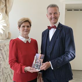 Bürgermeister Josef Hinkel überreichte kleine Präsente an Prinzessin Elena von Rumänien. Foto: Wilfried Meyer