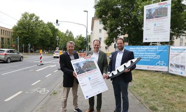 Offizieller Bauauftakt zur Radleitroute 2 an der Hansaallee mit (v.l.) Holger Odental, stellvertretender Leiter des Amtes für Verkehrsmanagement, Oberbürgermeister Dr. Stephan Keller und Michael Köhler, IPM. Foto: Ingo Lammert