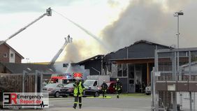 Zwei Drehleitern der Feuerwehr bei der Brandbekämpfung