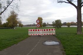 Archivbild vom Radweg am Rhein. Eine Verkehrsbake versperrt den Durchgang.