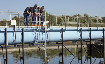 Umwelttechnolog*in für Abwasserbewirtschaftung bei der Arbeit