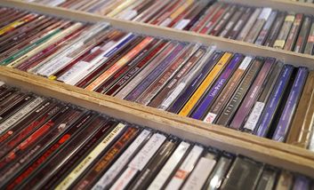 Foto von CDs in einer Holzkiste