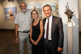 Eröffnung der Ausstellung "Zwischen Pop und Surreal" im Düsseldorfer Rathaus mit Oberbürgermeister Thomas Geisel (r.) und den Künstlern Karin Karrenberg und Hans Petrovic. Foto: Zanin