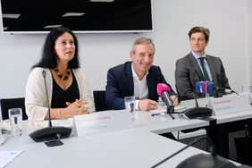 V.l.: Verkehrsdezernentin Cornelia Zuschke, Oberbürgermeister Thomas Geisel und Ordnungsdezernent Christian Zaum stellten die neue Regelung für E-Scooter vor. Foto: Michael Gstettenbauer