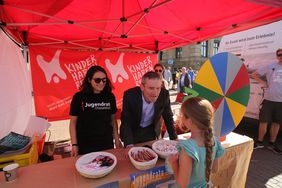 Oberbürgermeister Thomas Geisel beim Rundgang auf dem Weltkindertagsfest, Foto: Ingo Lammert.