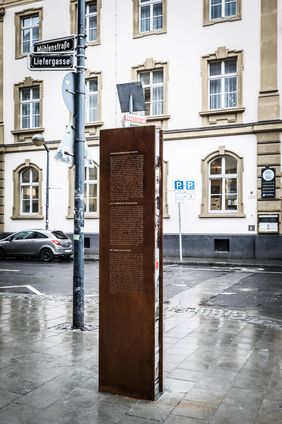 Mit einer illuminierten Stele auf der Mühlenstraße wird zukünftig auf das ehemalige Gericht hingewiesen; Foto: Melanie Zanin
