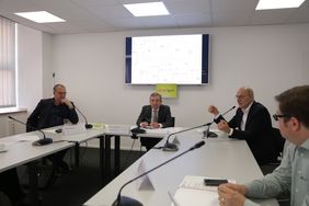 Schausteller Oscar Bruch, OB Thomas Geisel und Clemens Hauser, Messe Düsseldorf, (v.l.) bei der Vorstellung des temporären Freizeitparkes Düsselland. Foto: Ingo Lammert