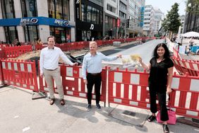 Auftakt zum Umbau der Schadowstraße: Verkehrsdezernentin Cornelia Zuschke, Projektleiter Kö-Bogen Andreas Weise und Florian Reeh, Leiter Amt für Verkehrsmanagement (v.r.), stellten Einzelheiten zum Bauablauf vor. Foto: Michael Gstettenbauer